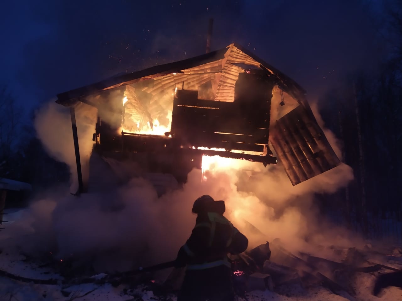 Фото с места пожара в Жуковском районе 5 февраля.